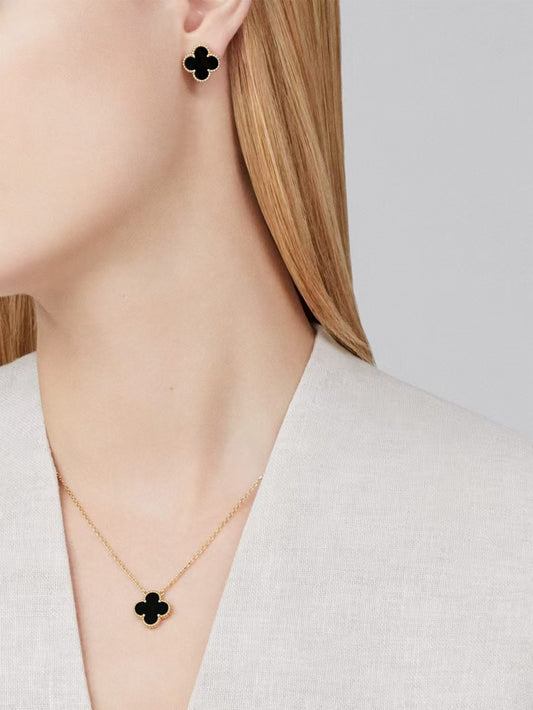 VCA 1 motif necklace
