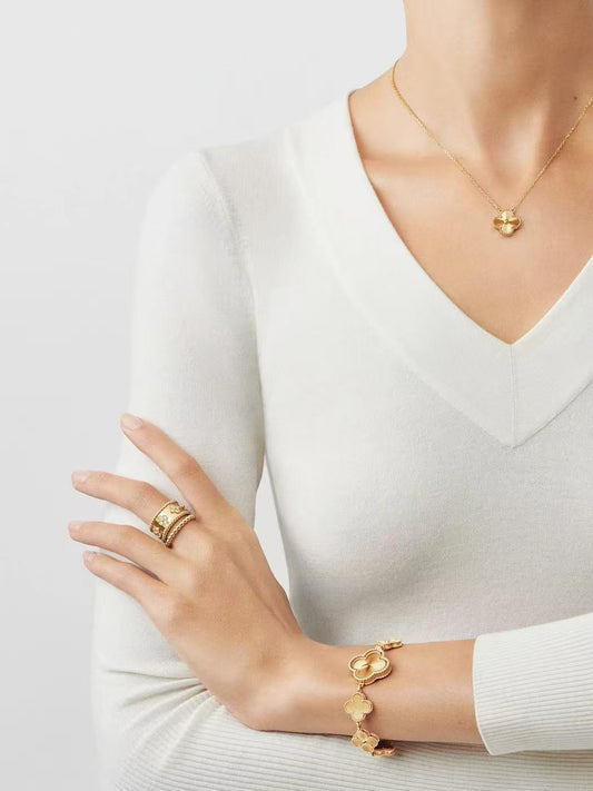 VCA 1 motif necklace