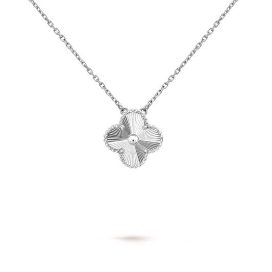 VCA 1 motif necklace